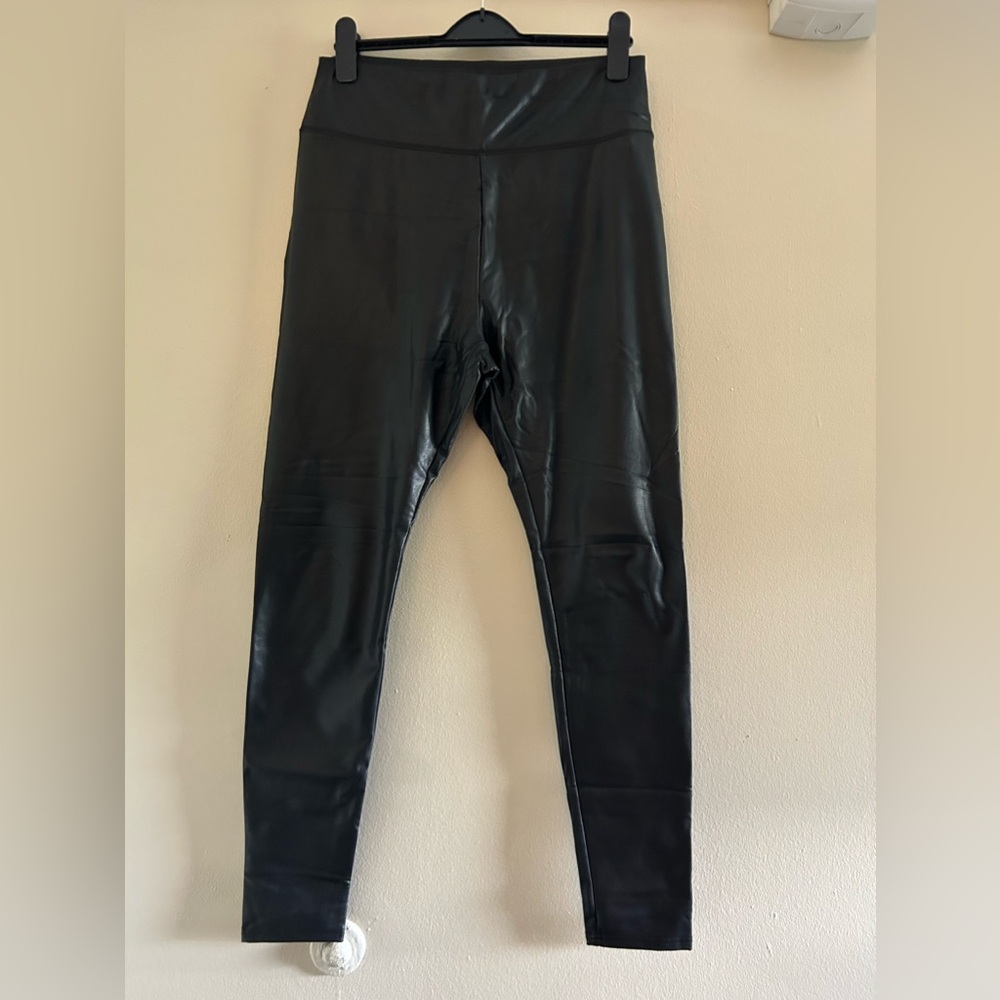 Pre owned, overall in good condition, please reference pictures.